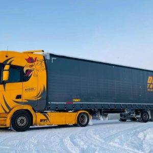 žlutý kamion v zasněžené krajině