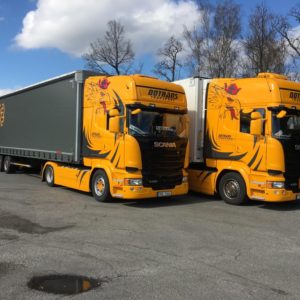 dva žluté kamiony