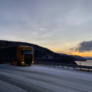 žlutý kamion při západu slunce